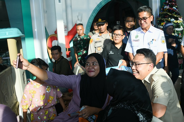 Wamenkomdigi Angga Prabowo disambut antusias para warga yang hendak bepergian di momen Natal 2024 dan Tahun Baru 2025. (Dok Kementerian Komdigi)