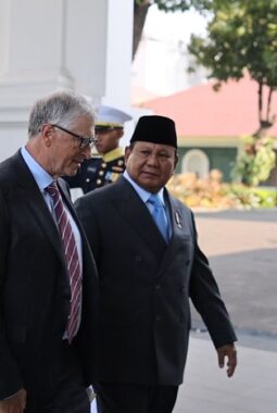 Presiden Prabowo Subianto  Sambut Hangat Bill Gates di Istana Merdeka, Jemput Sejak Turun dari Kendaraan