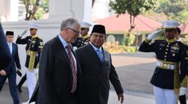 Presiden RI Prabowo Subianto menyambut langsung tokoh global sekaligus pendiri Microsoft, Bill Gates. (Dok. Tim Media Prabowo)