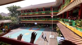 Presiden RI Prabowo Subianto dan tokoh filantropi dunia sekaligus pendiri Microsoft Bill Gates di SDN Jati 03 Pulogadung, Jakarta Timur. (Dok. Tim Media Prabowo)