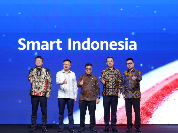 President of Huawei Cloud Marketing William Dong, Chairman of Board of Directors Huawei Indonesia Xin Dajiang, Wakil Menteri Komunikasi & Digital Nezar Patria, President of Huawei Cloud APAC Sunny Shang, dan CEO of Huawei Cloud Indonesia Leon Fang pada Huawei Cloud Summit Indonesia 2025 di Jakarta