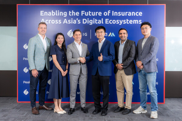 Atas (Kiri ke Kanan): Adrian Hill, Chief Digital & Consumer Officer; Maya Hoang, Digital Consumer Vice President; dan Clemens Philippi, Chief Executive Officer, MSIG Asia, bersama dengan Bill Song, Group Chief Executive Officer; Arun Sangwan, Chief Commercial Officer, APAC; dan Linguo You, Head of Presales, Peak3.